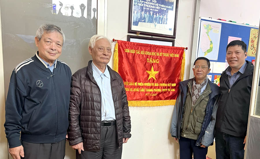 Tập[-]thể[-]Hội[-]BVTN&MT[-]Việt[-]Nam[-]được[-]tặng[-]Cờ[-]Thi[-]đua[-]xuất[-]sắc